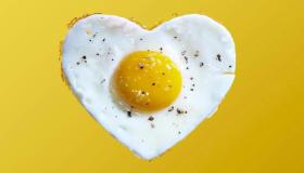 Lær tolkningen av å se stekte egg i en drøm av Ibn Sirin