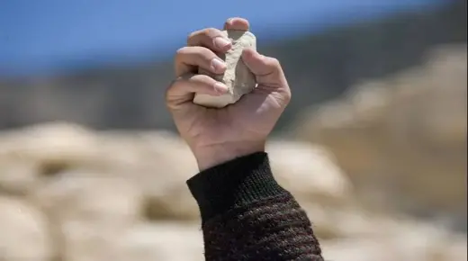 इब्न सिरिन के अनुसार सपने में पत्थर फेंकने के सपने की व्याख्या के बारे में जानें