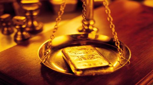 इब्न सिरिन और अल-नबुलसी द्वारा सपने में सोना बेचने की व्याख्या सीखें
