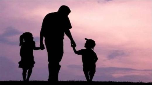 Een essay over de vader en zijn rol bij de bescherming van zijn gezin, een uitdrukking van het belang van de vader en een kort essay over de vader