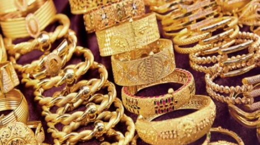 Wat is de interpretatie van de droom van gouden armbanden voor de getrouwde vrouw van Ibn Sirin?