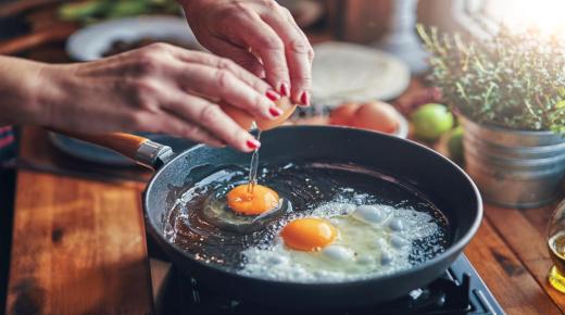 इब्न सिरिन द्वारा सपने में तले हुए अंडे खाने के बारे में सपने की व्याख्या, सपने में तले हुए अंडे की जर्दी खाना, उबले अंडे खाने के बारे में सपने की व्याख्या, तले हुए अंडे पकाने के बारे में सपने की व्याख्या