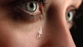 इब्न सिरिन द्वारा तीव्र रोने के सपने की व्याख्या, तीव्र रोने और चीखने के सपने की व्याख्या, और दमन के साथ तीव्र रोने के सपने की व्याख्या