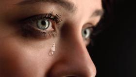 60 tafsiran yang paling penting tentang mimpi menangis dengan pedih ulu hati oleh Ibn Sirin