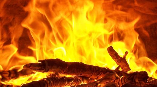 इब्न सिरिन र वरिष्ठ न्यायकर्ताहरू द्वारा आफन्तहरूको घरमा आगोको बारेमा सपनाको व्याख्या