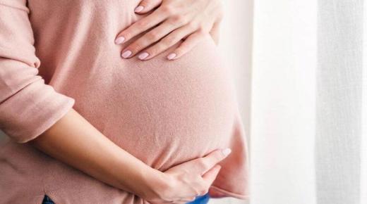 इब्न सिरिन के अनुसार गर्भावस्था के बारे में एक अकेली महिला को जन्म देने के सपने की व्याख्या क्या है?