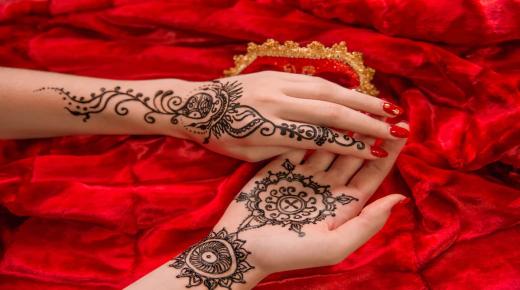 Interpretasie van die droom van henna in die hand vir 'n getroude vrou, die interpretasie van die droom van henna in die regterhand, en die interpretasie van die droom van henna in die linkerhand
