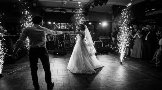 इब्न सिरिन की शादी में नृत्य करने के सपने की व्याख्या के लिए सही संकेत, एक सपने में मृतकों के साथ नृत्य करने के सपने की व्याख्या, और जीवित लोगों के साथ मृत नृत्य के सपने की व्याख्या