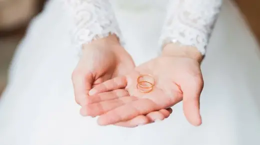 इब्न सिरिन द्वारा एक अकेली महिला के लिए शादी के बारे में एक सपने की व्याख्या जानें