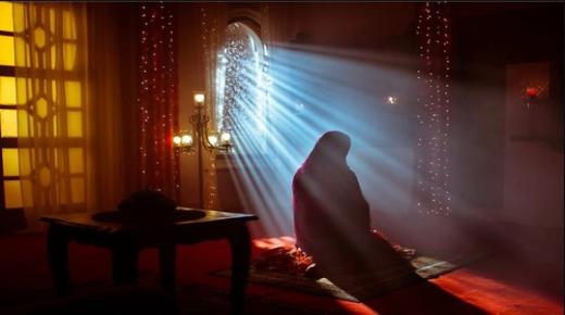 Какво е толкувањето на сонот за молитва без кибла за самохрани жени според Ибн Сирин?