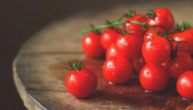 Cili është interpretimi i shikimit të domateve në ëndërr nga Ibn Sirin? Interpretimi i blerjes së domateve në një ëndërr