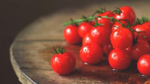 Hva er tolkningen av å se tomater i en drøm av Ibn Sirin? Tolkning av å kjøpe tomater i en drøm