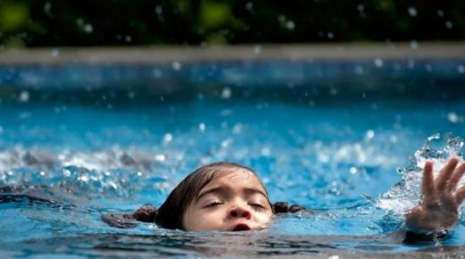 Wat zijn de aanwijzingen van Ibn Sirin om de droom van verdrinking in het zwembad te interpreteren?