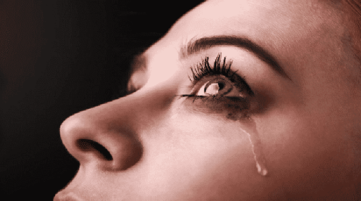 इब्न सिरिन द्वारा मृतकों के जीवितों पर रोने के सपने की व्याख्या क्या है?