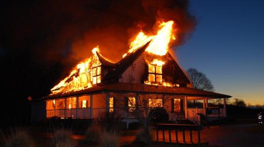 इब्न सिरिन और प्रमुख न्यायविदों द्वारा घर में आग के सपने की व्याख्या, घर में जलती हुई आग के सपने की व्याख्या और घर में आग के सपने की व्याख्या और उसके बुझने के बारे में जानें
