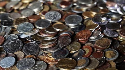 इब्न सिरिन के अनुसार एकल महिलाओं के लिए सिक्कों के सपने की व्याख्या क्या है? और एक व्यक्ति से सिक्के लेने के बारे में एक सपने की व्याख्या, और एक महिला के लिए सिक्के चोरी करने के बारे में एक सपने की व्याख्या