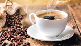 इब्न सिरिन द्वारा किसी को कॉफी परोसने के सपने की व्याख्या सीखें