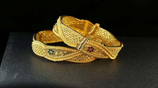 Научете го толкувањето на сонот за злато за самохрана жена од Ибн Сирин, толкувањето на сонот за носење два златни прстени за една жена и толкувањето на сонот за наоѓање злато за самохрана жена
