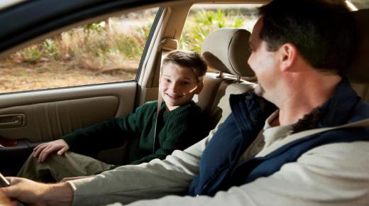 Kuidas tõlgendatakse vanemjuristide unenäos juhi kõrval autoga sõitmist?