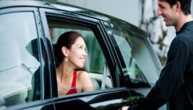 Толкување на сонот за возење автомобил на задното седиште на самохрана жена од Ибн Сирин и возење такси во сон за самохрана жена