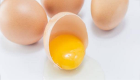 इब्न सिरिन द्वारा अंडे गिरने के सपने की व्याख्या सीखें