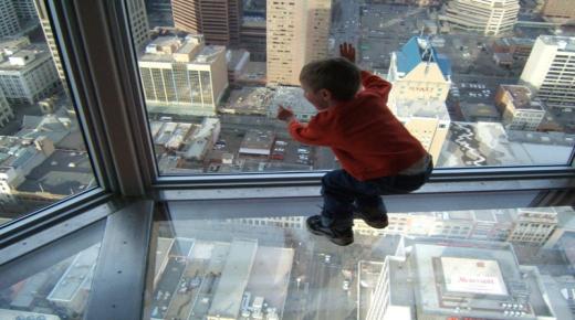 इब्न सिरिन द्वारा एक बच्चे के ऊँचे स्थान से गिरने के सपने की व्याख्या के बारे में जानें