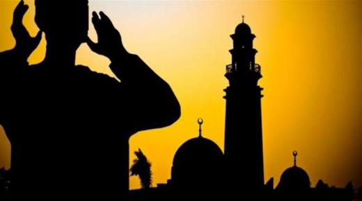 イブン・シリンによる祈りの呼びかけをする人の夢の解釈、美しい声で祈りを呼びかける人の夢の解釈、呼びかけをする人の夢の解釈とはモスクで祈る