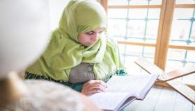 वरिष्ठ विद्वानहरूका अनुसार अविवाहित महिलाहरूको लागि सपनामा कुरान पढ्ने सपनाको व्याख्या के हो?
