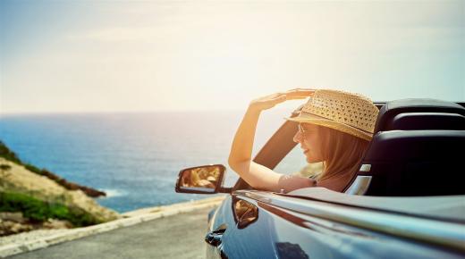 इब्न सिरिन द्वारा एकल महिलाओं के लिए जल्दी से कार चलाने के सपने की व्याख्या