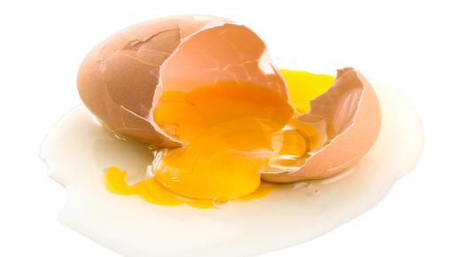 Hver er túlkun draums um að brjóta egg fyrir Ibn Sirin?
