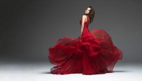 מה הפירוש של חלום על לבישת שמלה אדומה עבור אבן סירין?