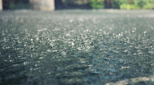 Lär dig tolkningen av drömmen om kraftigt regn av Ibn Sirin