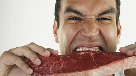 Hva er tolkningen av å spise rått kjøtt i en drøm av Ibn Sirin?