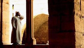 Interpretasie om die oproep tot gebed in 'n droom te sien deur Ibn Shaheen en Al-Nabulsi