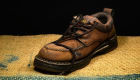 Tumačenje vidjeti poderane cipele u snu za slobodne žene od Ibn Sirina