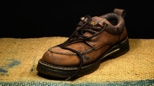 Interpretatie van het zien van gescheurde schoenen in een droom voor alleenstaande vrouwen door Ibn Sirin
