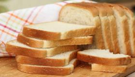 การตีความการเห็นขนมปังสีน้ำตาลและสีขาวในความฝันโดย Ibn Sirin