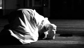 Tolkning av att se bön i profetens moské i en dröm av Ibn Sirin och Ibn Shaheen