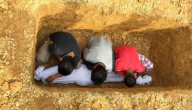 Tolkning av att se begravningen av en okänd död person i en dröm av Ibn Sirin och Al-Nabulsi