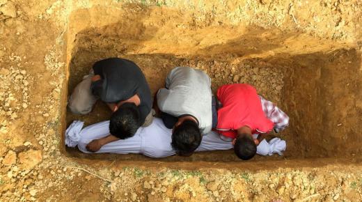 Ibn Sirinin ja Al-Nabulsin tulkinta tuntemattoman kuolleen ihmisen hautaamisen näkemisestä unessa