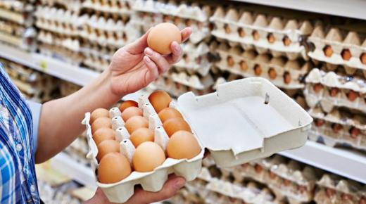 Tolkning av å se kjøpe egg i en drøm av Ibn Sirin og Ibn Shaheen
