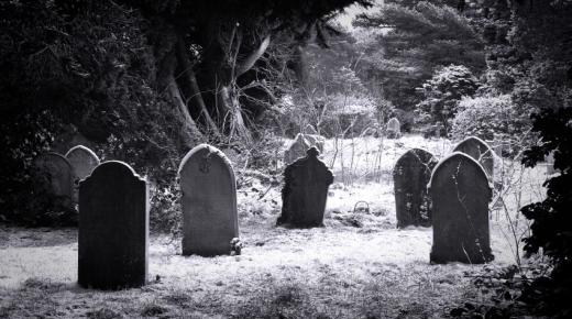 इब्न सिरिन द्वारा सपने में मैंने देखा कि मैं कब्रों के बीच चल रहा था की व्याख्या
