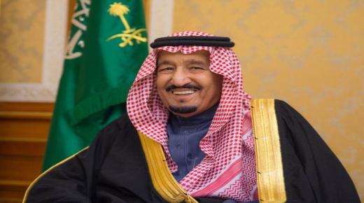 Een schoolradio-uitzending over koning Salman, compleet met paragrafen, en een radio-inleiding over de belofte van trouw aan koning Salman