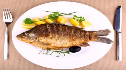 Lär dig tolkningen av att se äta fisk i en dröm av Ibn Sirin