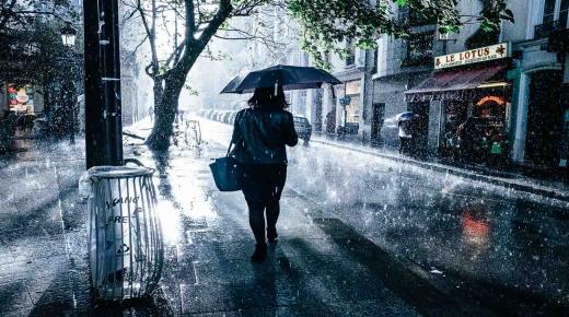 Hva du ikke vet om tolkningen av å se regn i en drøm for enslige kvinner av Ibn Sirin