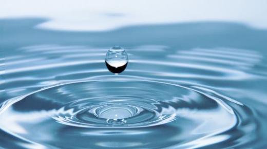Vad är tolkningen av att dricka kallt vatten i en dröm enligt Ibn Sirin?