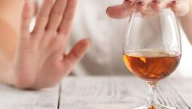 Lær om tolkningen av visjonen om å avstå fra å drikke alkohol i en drøm, ifølge Ibn Sirin