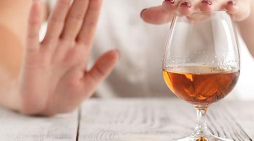 Lær om tolkningen av visjonen om å avstå fra å drikke alkohol i en drøm, ifølge Ibn Sirin