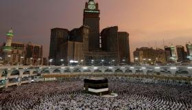 Lær mer om tolkningen av en drøm om å be i den store moskeen i Mekka av Ibn Sirin