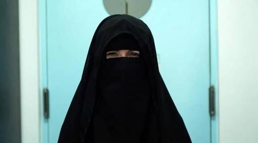 Tolkning av å se niqab i en drøm og bære den av Al-Nabulsi og Ibn Sirin